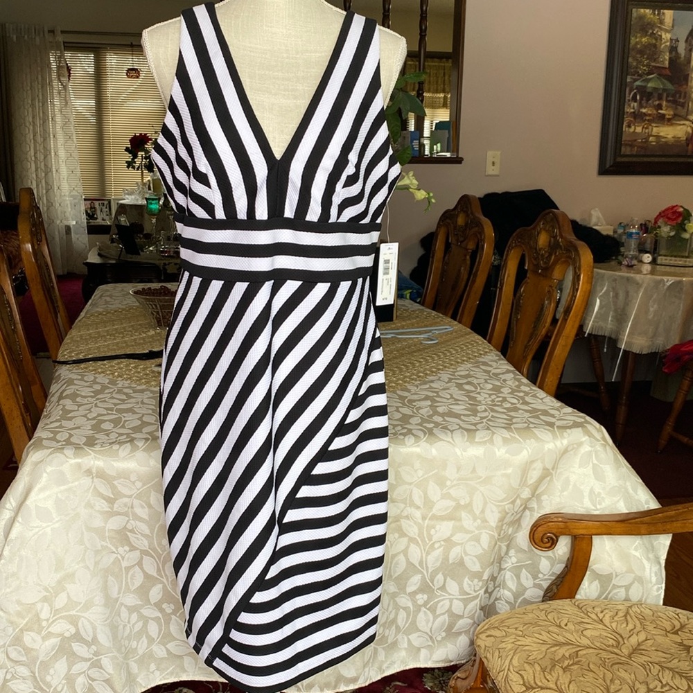 Bisou Bisou women’s striped ivory / black full lined dress V neck / back sz 12